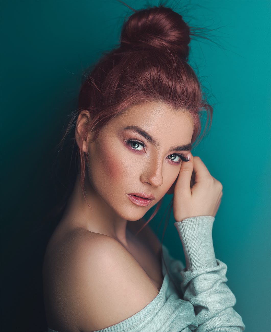 Discover 10 quick and easy makeup hacks to streamline your morning routine and get you out the door looking fabulous in no time. From multitasking products to time-saving techniques, these tips will help you look your best even on the busiest of mornings.