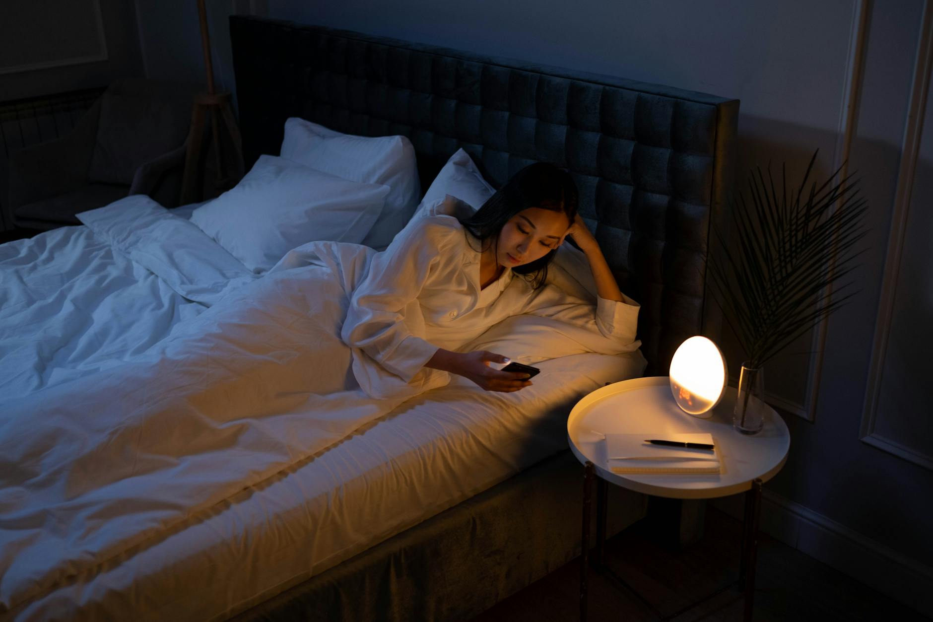Discover 10 effective home remedies and understand the causes of insomnia and sleep apnea. Learn how to achieve better sleep naturally and improve your overall well-being with these simple tips.