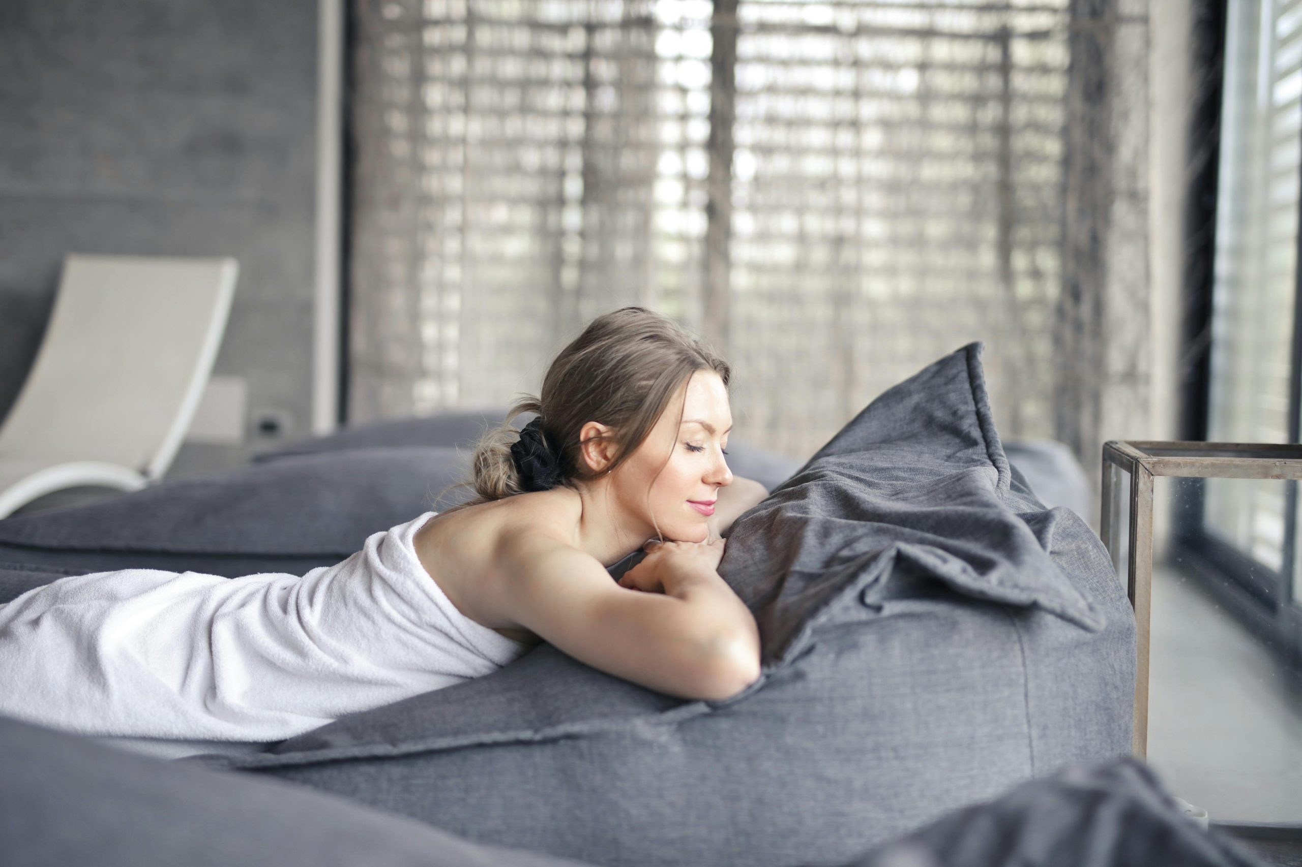 Feeling bloated? Discover 10 natural remedies to relieve stomach discomfort, including massage therapy at Charel Spa. Find quick relief and book your session today!