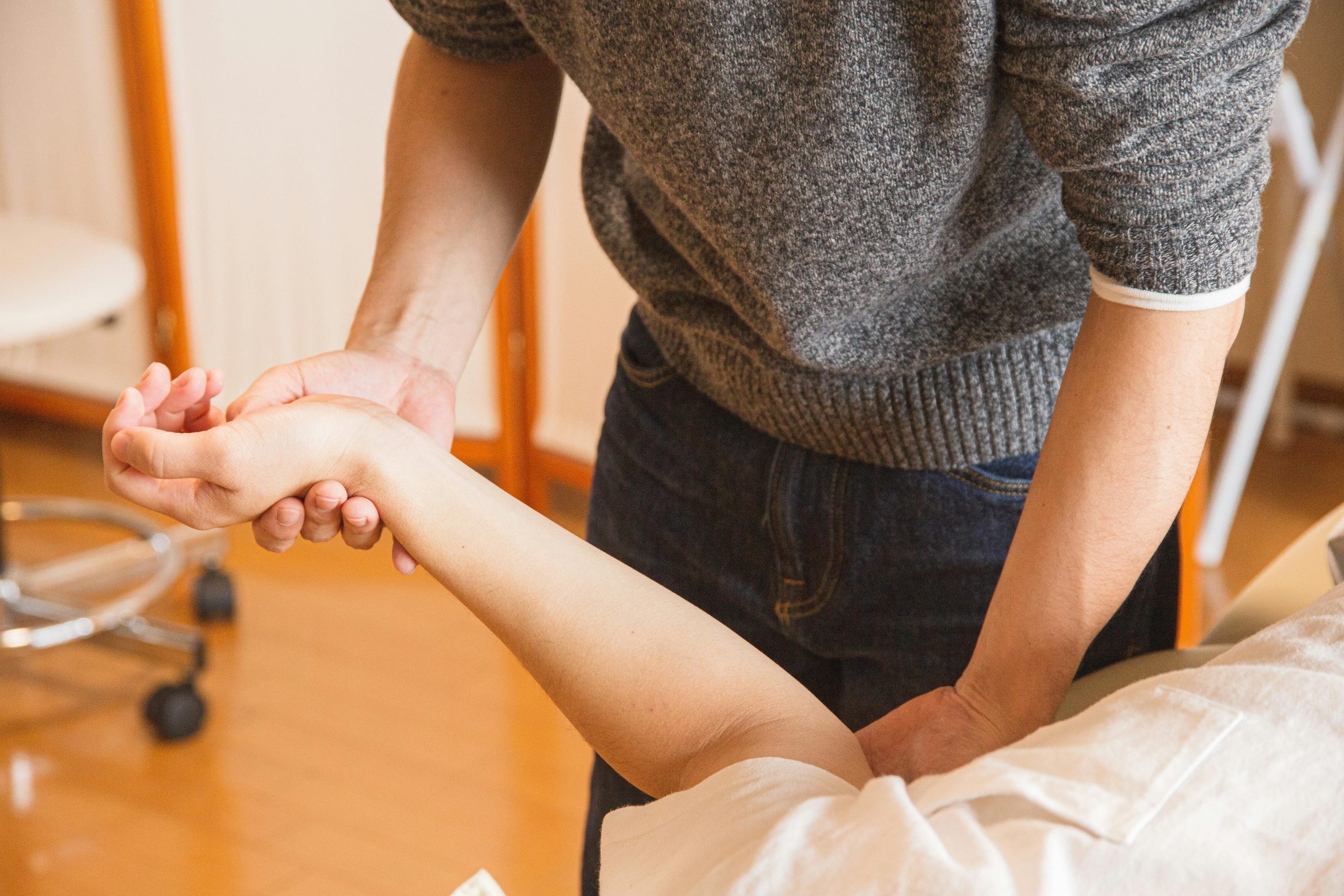 Experiencing hand pain? Discover 10 effective remedies for relief, from warm compresses to professional massages at Charel Spa and Massage. Learn how to prevent and treat hand discomfort naturally!